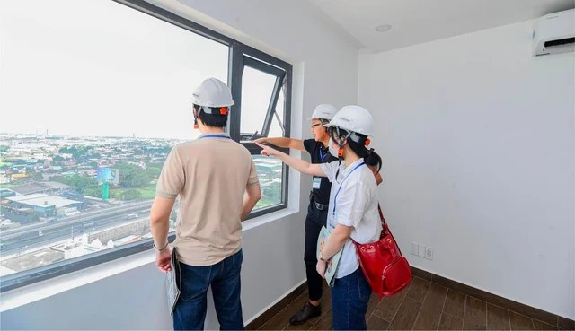 Môi giới dẫn khách xem nhà