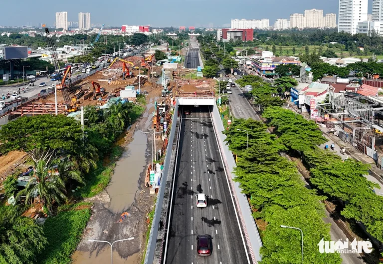 Hầm chui NVL- NHT hướng Tân Thuận đi QL1